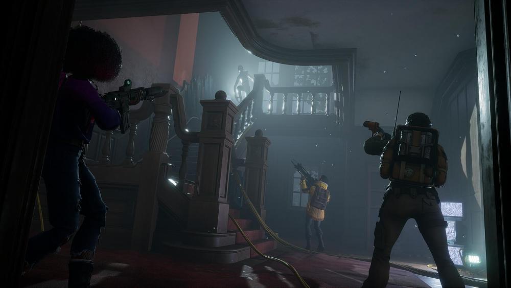 Screenshot showing three vampire hunters with weapons aiming at a vampire on the stairs inside a dim building.