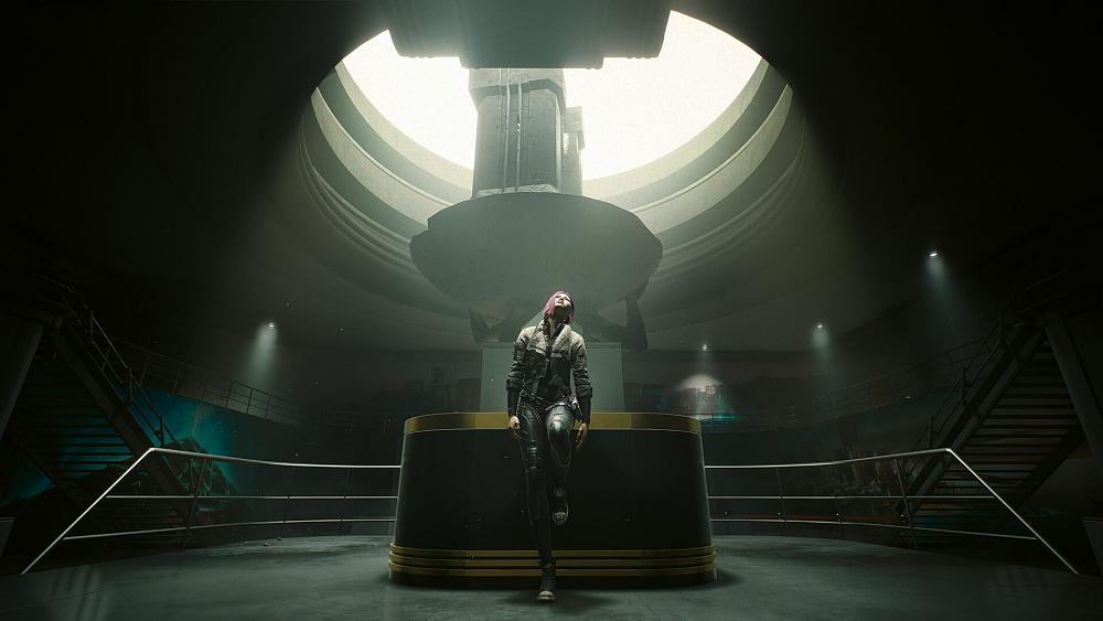 Image from Phantom Liberty showing a woman with pink hair leaning back against a tall desk.