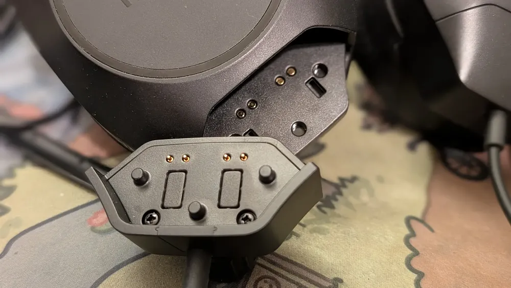 A photo of the proprietary SNAP+LOCK system for the microphone on the headset.