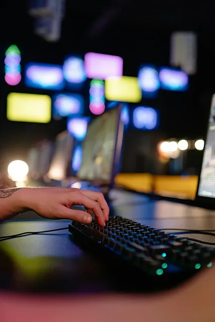 Someone using a PC keyboard. Image via pexels.com.